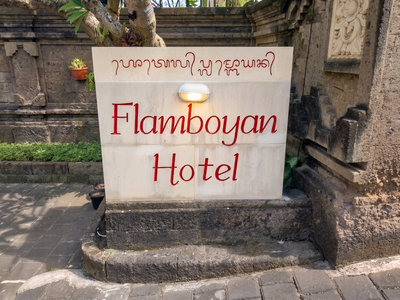 Hotel Flamboyan nameplate
